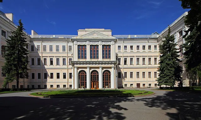 Anichkov Palace Garden