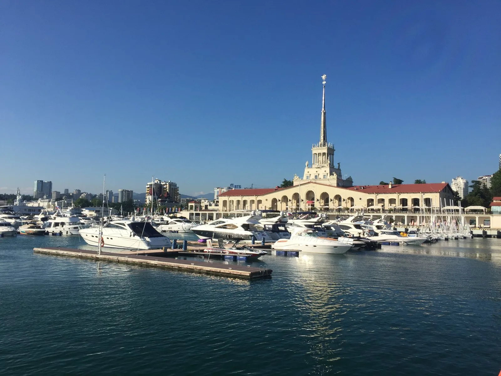 Морской порт Сочи: причалы, яхты и здание морвокзала