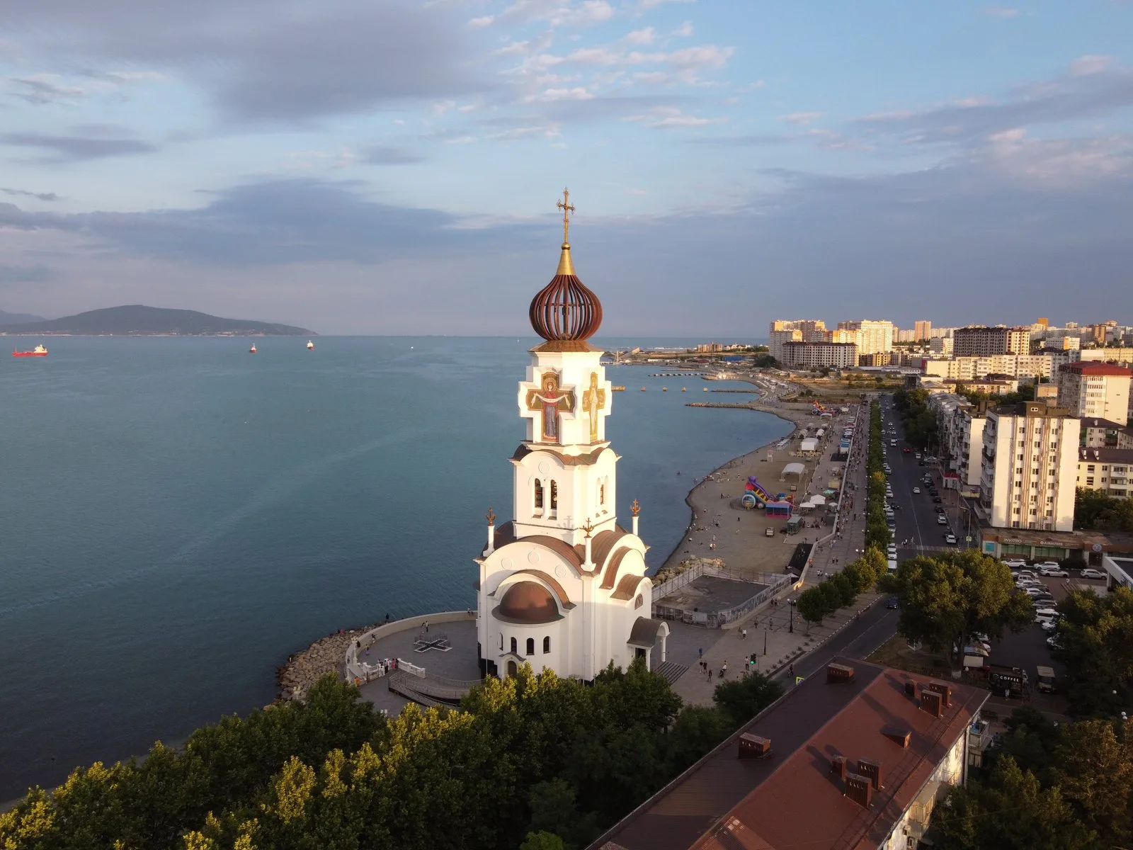 Новороссийск: храм Петра и Февронии на фоне гор